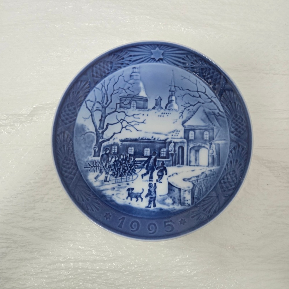 Royal Copenhagen 1995 Christmas Plate Christmas at the Manor House Blue White